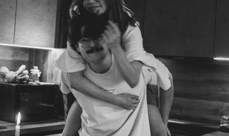 « On ne veut pas voir ton fils ce week-end » – L’histoire d’un père français entre larmes, fierté et silences familiaux