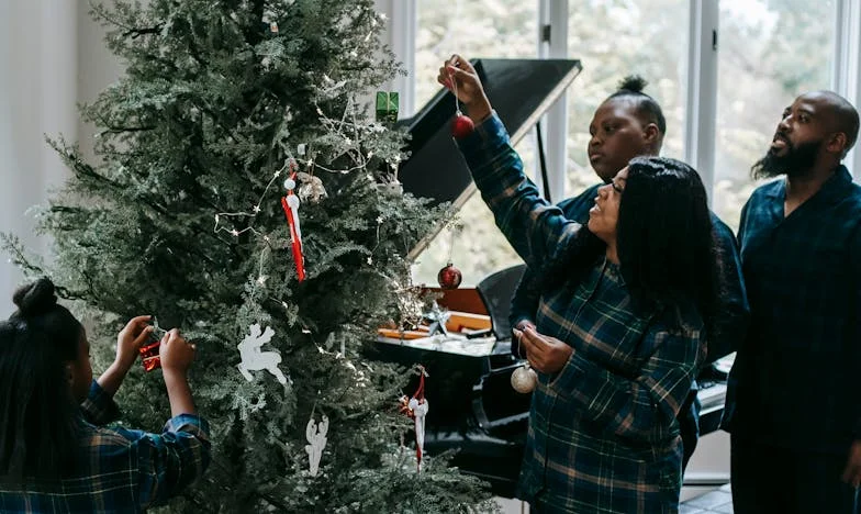 Dans un vieil album, j'ai découvert une femme inconnue auprès de mon père : le secret qui a bouleversé ma famille