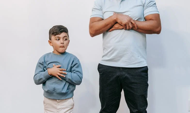 Des ciseaux dans mon cœur : Le combat d’une mère pour la dignité de son fils