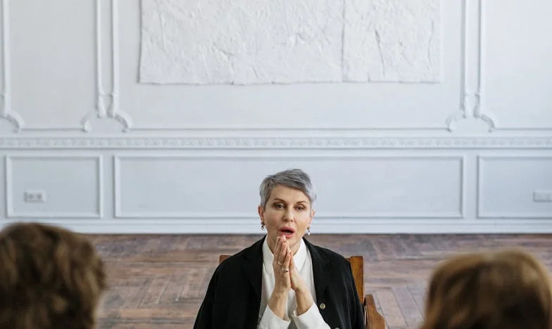 Je n'ai pas été invitée au mariage de mon fils, mais j'ai dû leur ouvrir ma porte : l'hypocrisie dans ma propre famille