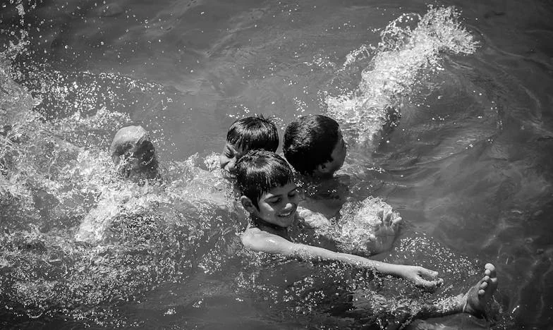 Ma belle-mère a imposé son compagnon chez nous : est-ce encore chez moi ?