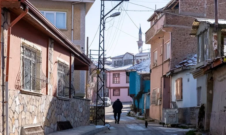 Mon mari paie toutes les factures, mais je ne vois jamais l’argent : mon combat pour exister dans mon propre foyer