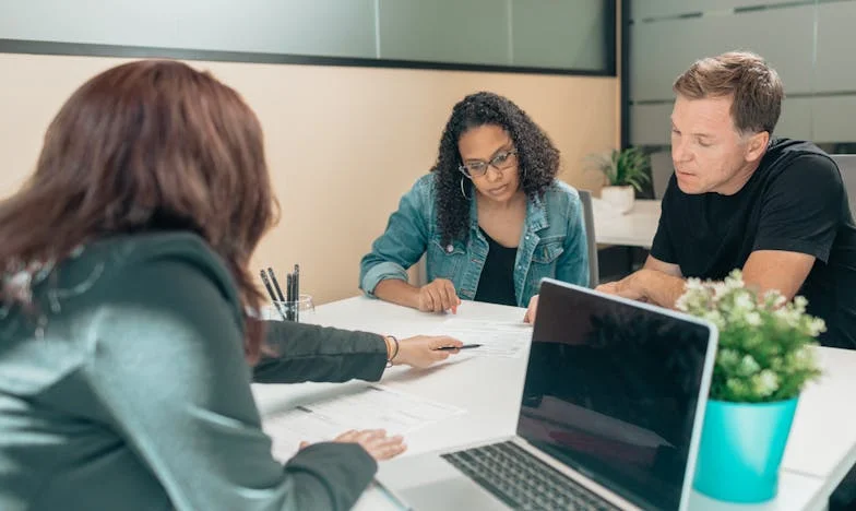 Quand ma belle-mère a franchi la ligne : une leçon d’économie qui a brisé notre famille