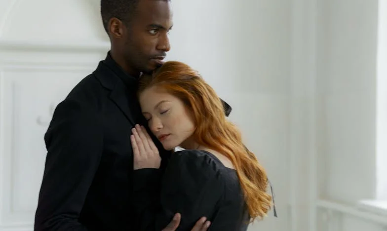 Une fissure dans la serre et la ruse d’une femme : Comment un secret a failli détruire deux familles en plein cœur de la campagne française