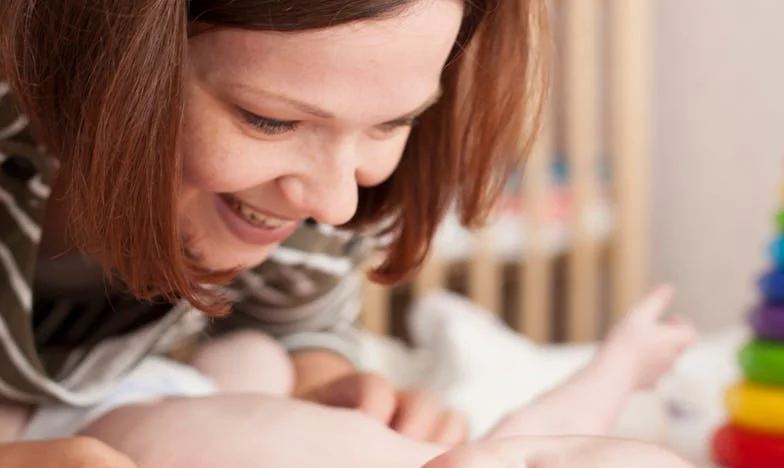 « À cinquante-trois ans, j’ai osé aimer à nouveau : comment un dîner a bouleversé ma vie »