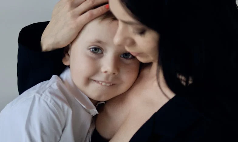 Derrière la porte fermée : Ma vie sous l’ombre de ma belle-mère