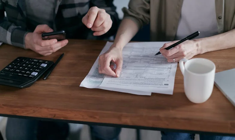 J'ai reçu l'invitation au mariage de mon ex-mari... avec ma propre sœur : comment auriez-vous réagi à ma place ?