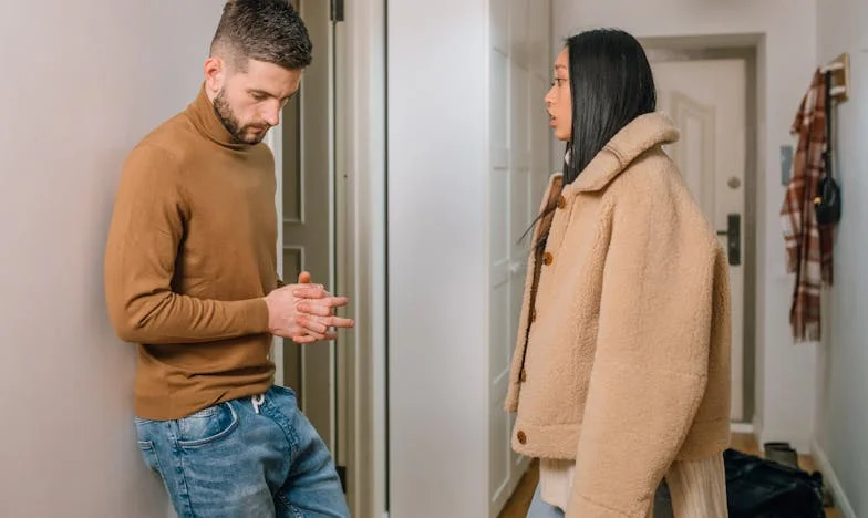 Mon compagnon dévore tout : dois-je vraiment mettre un cadenas sur le frigo ?