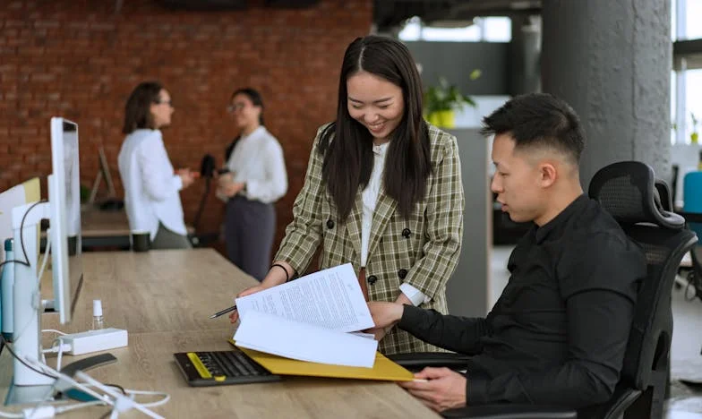 J'ai tout donné à ma belle-fille, et elle m'a mise à la porte. Un mois plus tard, je suis revenue… et personne n’aurait pu prévoir ce qui s’est passé.