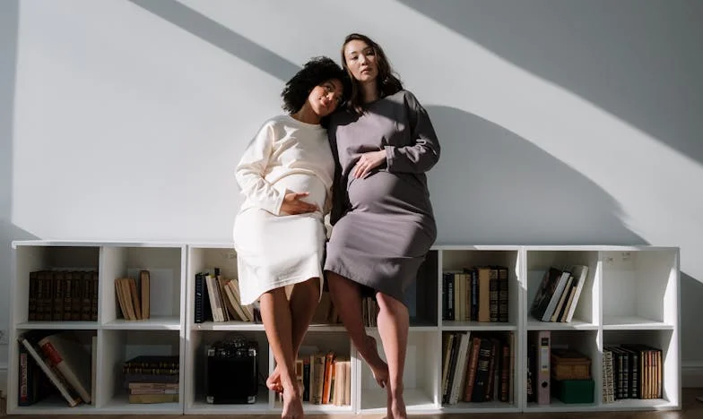 Je viens d’accoucher de mon fils — et ma belle-mère m’a tendu les papiers du divorce… Personne ne savait que j’étais en secret milliardaire !