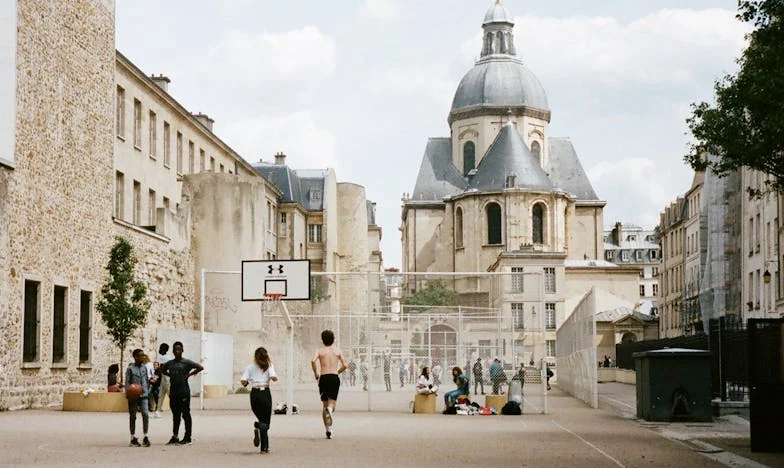 La Faim de ma Voisine – Enfance sous le Silence et la Pauvreté