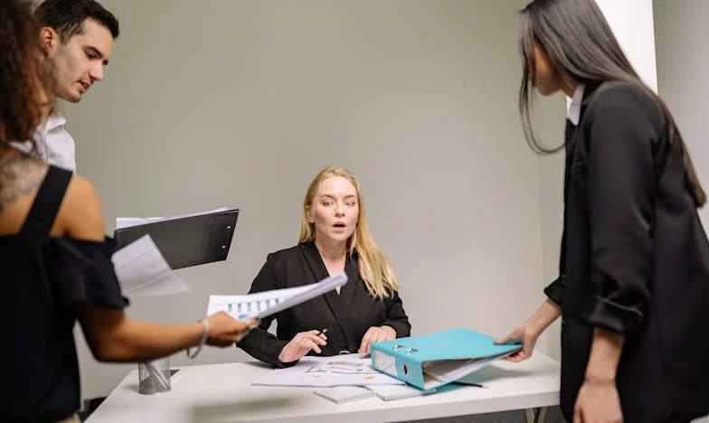 Quand Mon Mari Était en Déplacement, Ma Belle-Mère M’a Mise à la Porte : Histoire de Trahison et de Courage