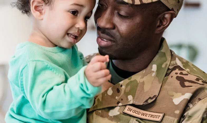 Sous le même toit : Trahison, vol et silence entre nous