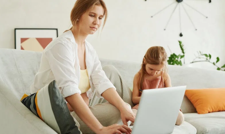 « Tu devrais me remercier de t’avoir épousée avec ton fils » : le jour où mon mari m’a brisée