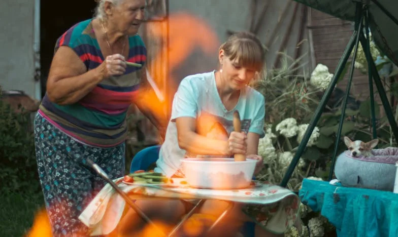 Quand la famille ne suffit plus : « Mes parents habitent à côté, mais j’ai quand même besoin d’une nounou »