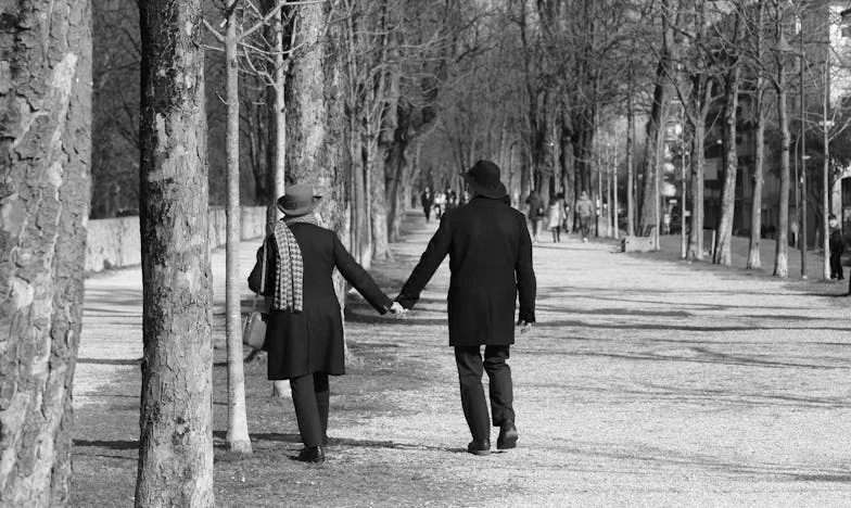 Je n’ai jamais été une vraie grand-mère pour ma petite-fille – et maintenant, c’est de ma faute ? Confession bouleversante d’une belle-mère française
