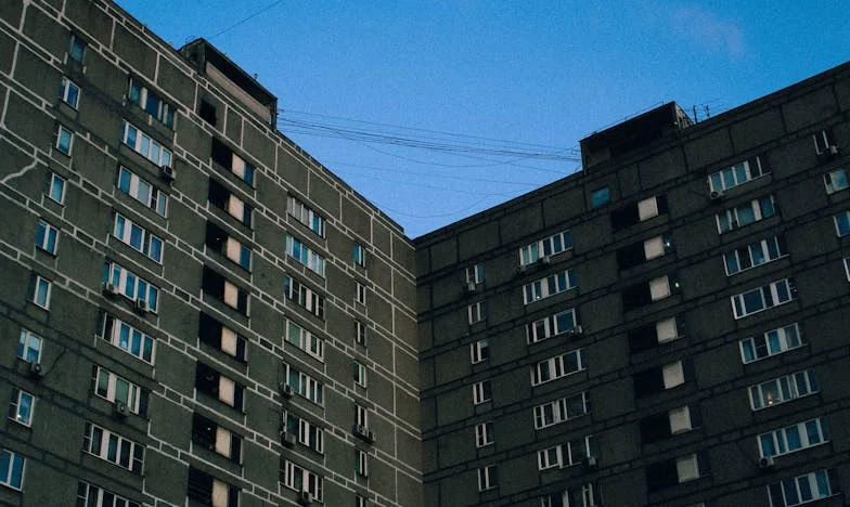 « Non t’assieds pas à table » : le récit d’Émilie, prisonnière de sa propre maison