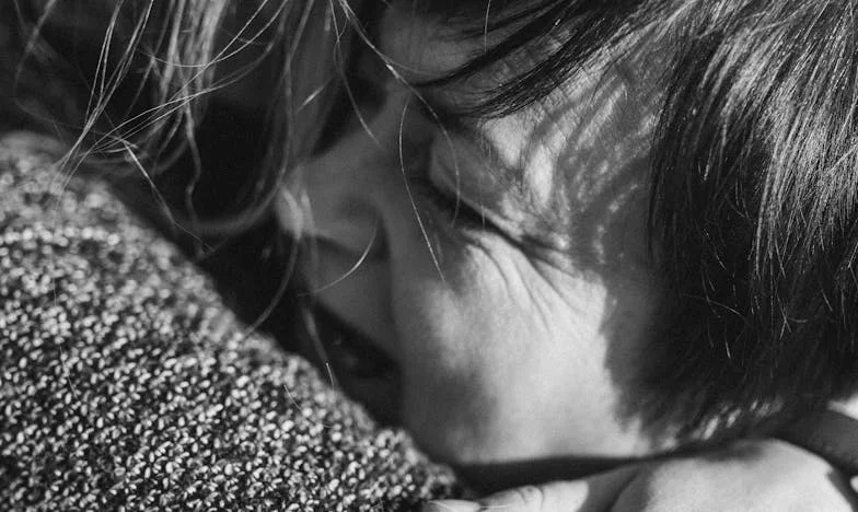 Sous le même toit, déchirés par les silences : mon combat pour la vérité