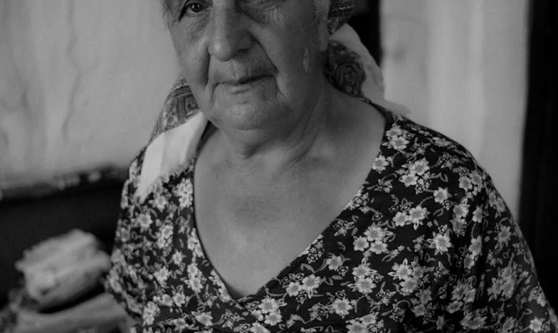 „Adu copiii, dar să nu uiți portofelul”: Vara în care familia mea s-a destrămat sub părul bătrân din curte