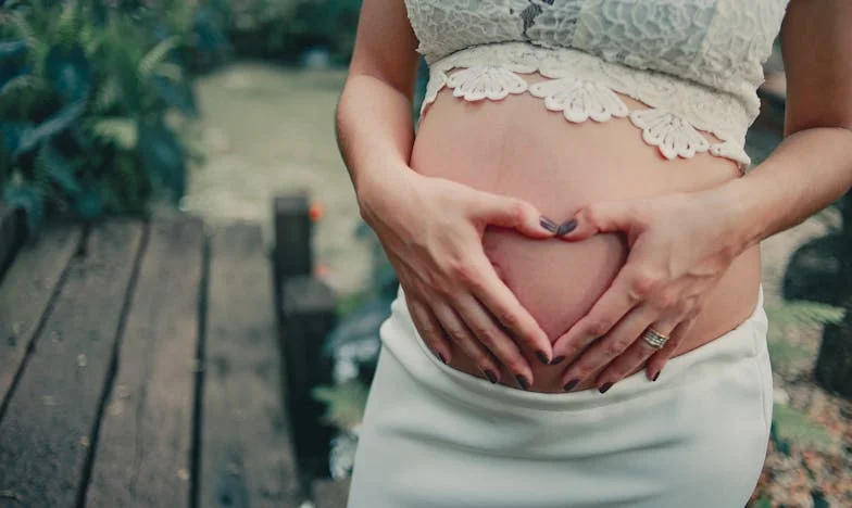 Encerré a mi esposa en la despensa por desafiar a mi madre, pero al abrir la puerta todo cambió para siempre