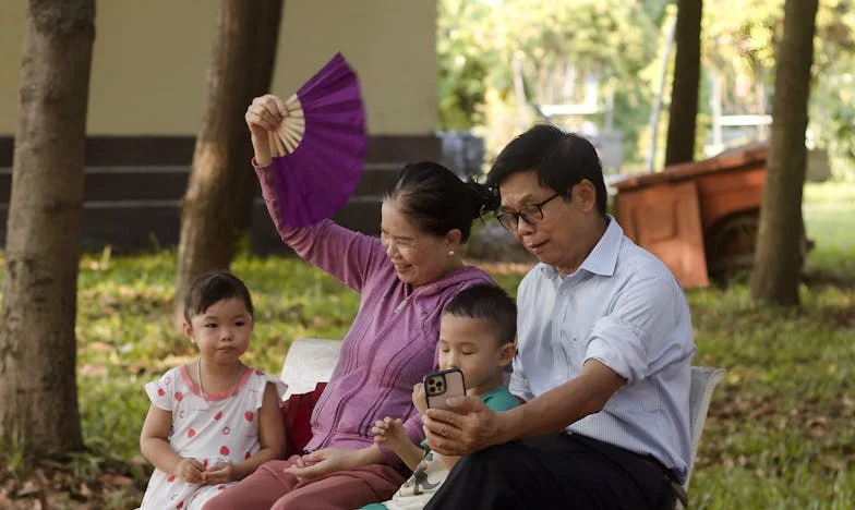 Un frigorífico vacío, un corazón lleno de dudas: La historia de un hijo que no quiere marcharse