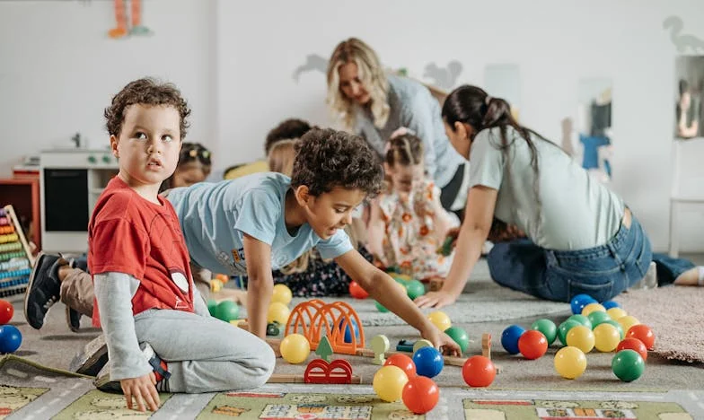 Vi a mi cuñado con otra mujer y callé para proteger a mi hermana embarazada – hoy todos me culpan por la tragedia