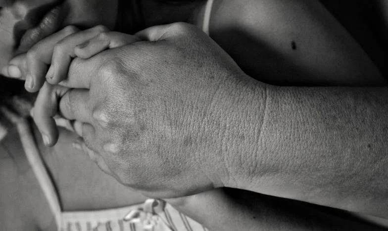 Papá, tú deberías encargarte de las cuentas: una confesión amarga desde el otro lado de la mesa familiar