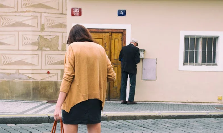 Sola en el patio: Mi vida entre susurros en un pueblo de La Mancha