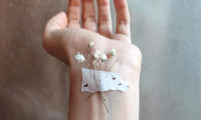 Когато любовта срещне стената на миналото: Историята на една втора пролет