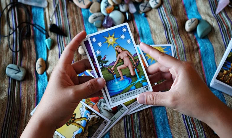 Между два свята: Когато миналото не иска да си тръгне