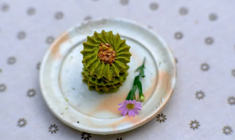 Къщата на илюзиите: Историята на едно семейство между мечтите и истината