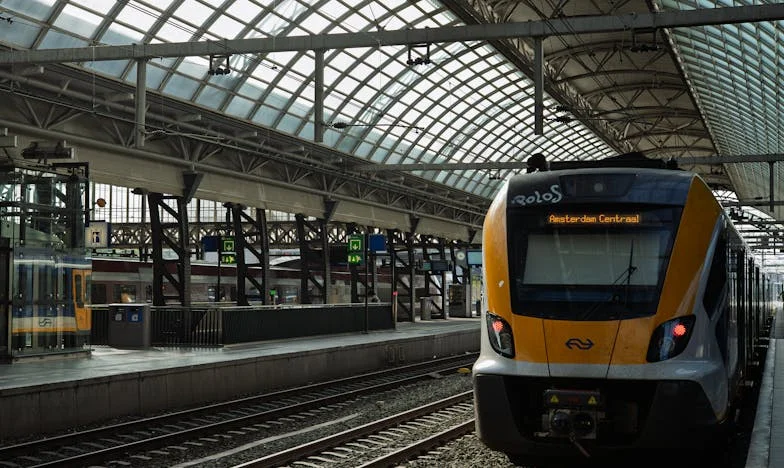 Маската на мълчанието: Един ден в софийското метро