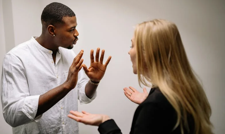 Между две майки: Когато помощта се превръща в битка