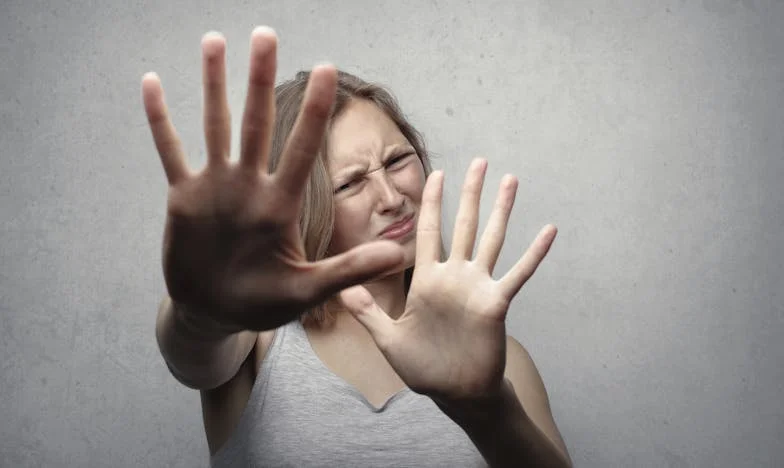 Не бързай със сватбата, Емилия: Щастието няма да избяга – Бягството на една булка от властното семейство на годеника си