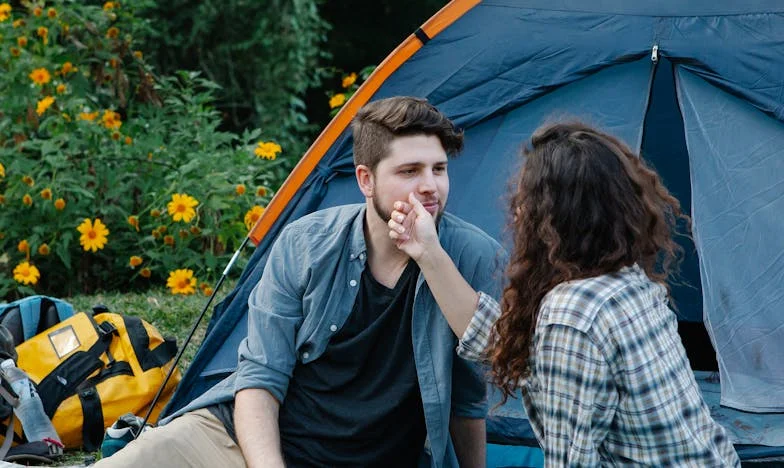 Чуждият плач в нашата прегръдка: Историята на Мария и Тома