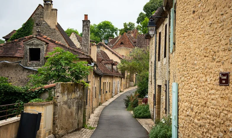 „Вземи си детето, на мен ми е все тая. Не мога да го гледам. Но дай ми парите.“ – Изповедта на едно продадено дете