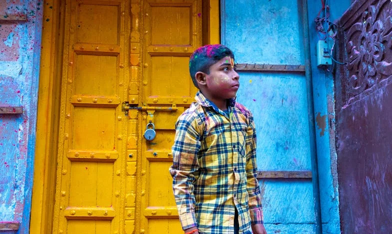 Зад затворените врати: История за приятелство, завист и ново начало