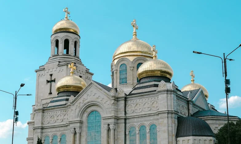 Чуждият плач в нашата прегръдка: Историята на Мария и Тома