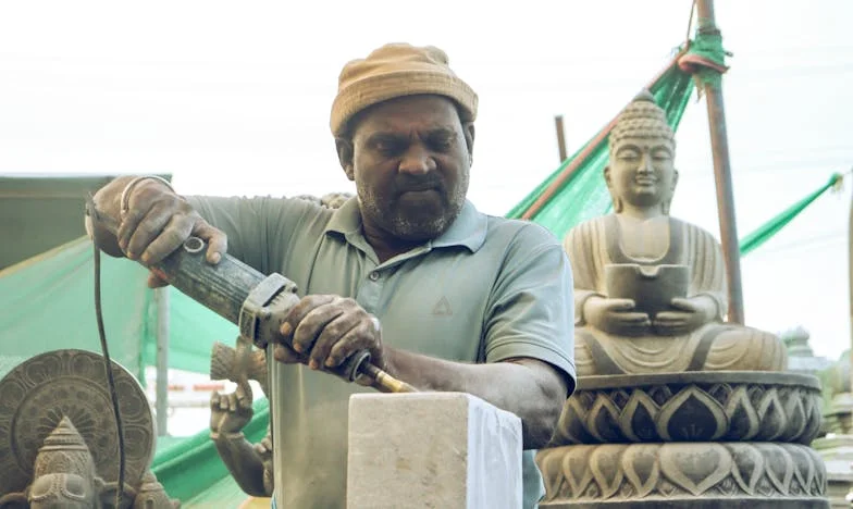 Когато домът ти стане чужд: Изповедта на една българка, предадена от най-близките си