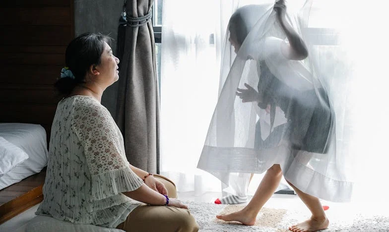 Между дълговете и любовта: Историята на един брат и една сестра