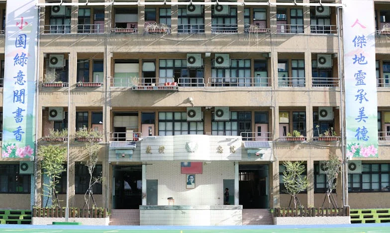 Между два свята: Как да оцелееш сред майчините упреци