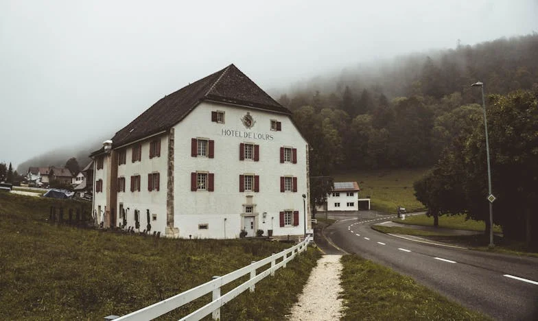 Между две майки: Моят живот, разкъсан между дълга и любовта