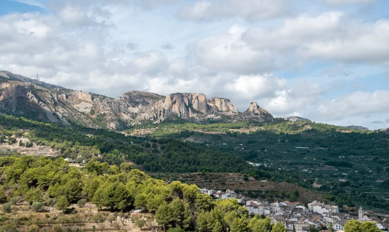 Старата вила на края на селото: Когато домът ти се превърне в поле на битка