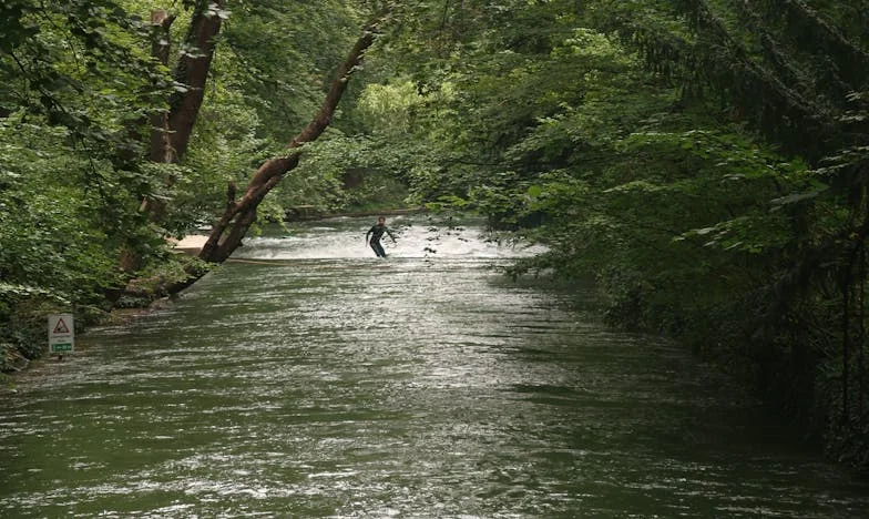 Сянката на миналото: Историята на една неизказана истина