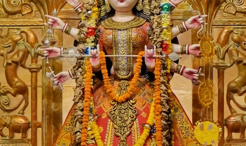 Домът на предателството: Историята на една разбита сестринска връзка