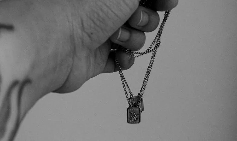 Камъкът, който ни разби: Истината зад лъжите