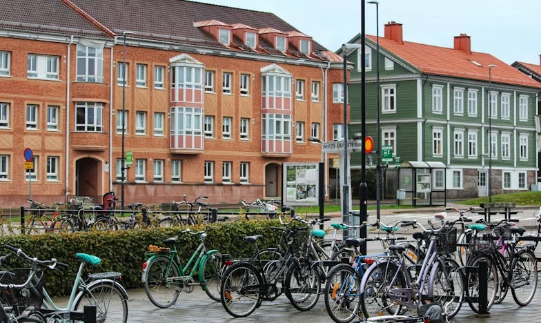 Мечтите на дъщеря ми между две баби: Когато традициите се сблъскват с щастието на детето