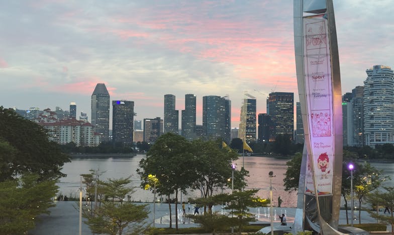 Подаръците на баба: Когато любовта се измерва в кутии и панделки