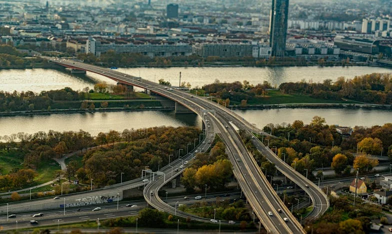 Сълзи по старата къща: Историята на една дъщеря между дълга и любовта