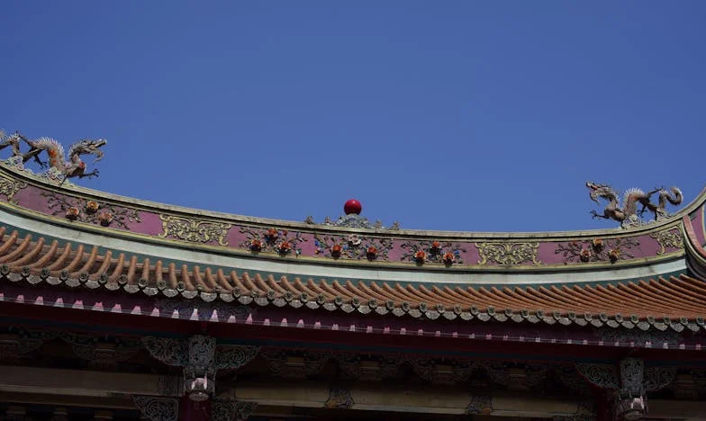 Затворената врата: Историята на една майка, останала отвън